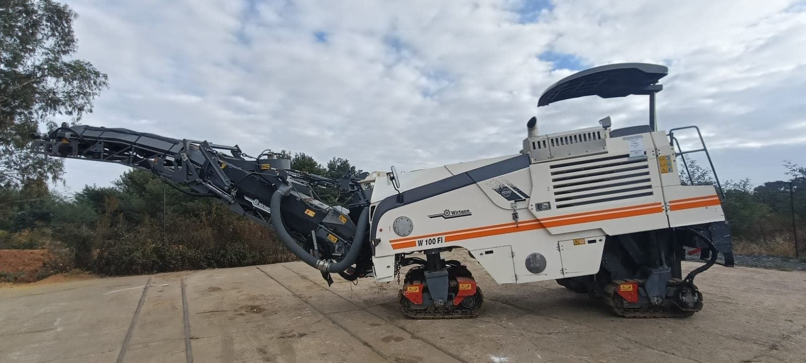 2015 Wirtgen W100F — photo 1 of 2